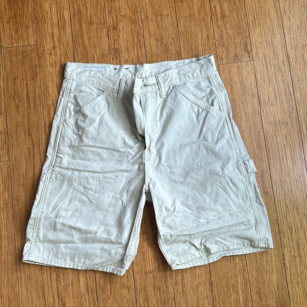 Like new Gap Carpenter Beige Shorts size 31